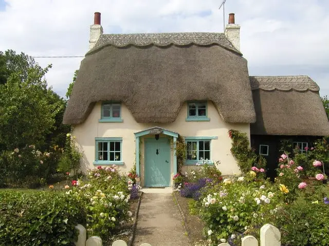 chocolate box cottage in rural England