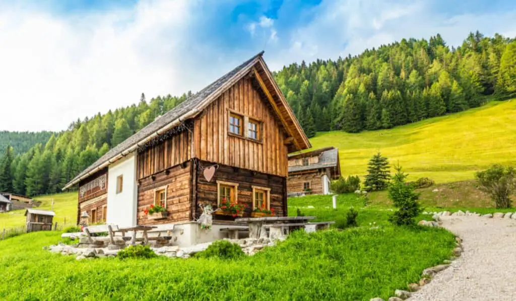 Cottage vs Chalet - What’s the Difference?
