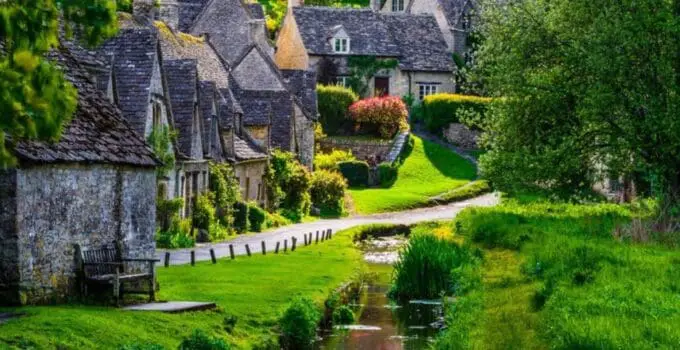 Discover the Enchanting Charm of Bibury: A Perfect Cotswolds Getaway!